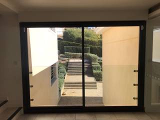 External glass balustrades in French Riviera , Ion Glass Ion Glass Casas de estilo mediterráneo Vidrio