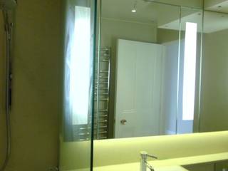 Bespoke mirror lighting , Ion Glass Ion Glass Baños de estilo moderno Vidrio