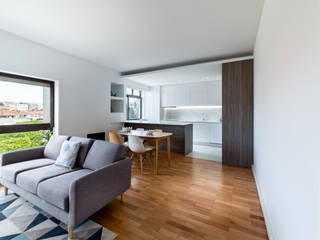 Incrível remodelação de apartamento T2 no centro do Porto, MOBEC MOBEC Moderne woonkamers