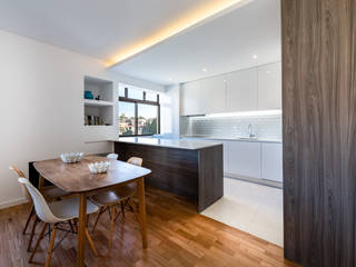 Incrível remodelação de apartamento T2 no centro do Porto, MOBEC MOBEC モダンデザインの ダイニング