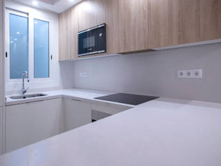 Reforma integral de vivienda en Rambla Badal, Grupo Inventia Grupo Inventia Cocinas equipadas Compuestos de madera y plástico