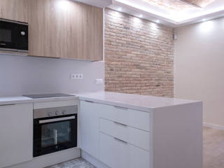 Reforma integral de vivienda en Rambla Badal, Grupo Inventia Grupo Inventia Built-in kitchens Wood-Plastic Composite