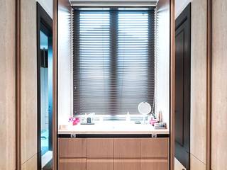Bathroom IP, ARF interior ARF interior モダンデザインの ドレッシングルーム