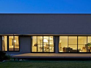 活動を育む器としての建築／木造トラス梁による大空間リビングルームのある3世代住宅, JWA，Jun Watanabe & Associates JWA，Jun Watanabe & Associates モダンデザインの リビング 木 灰色