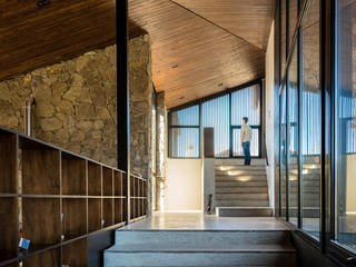 Casa en Cumbrecita, TECTUM TECTUM Modern Corridor, Hallway and Staircase