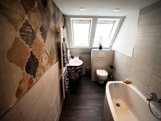 Dachgeschossbad mit besonderem Flair, Bad Campioni Bad Campioni Modern style bathrooms