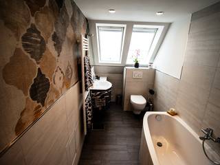 Dachgeschossbad mit besonderem Flair, Bad Campioni Bad Campioni Modern style bathrooms