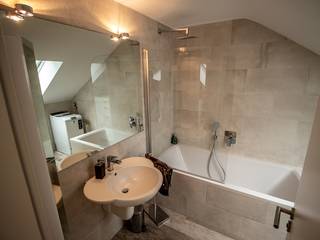 Badezimmer mit Dachschräge, Bad Campioni Bad Campioni Rustic style bathroom