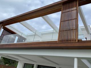 Toldos veranda en vivienda de lujo en Mallorca , Área Deluxe Área Deluxe Balcones y terrazas de estilo moderno Textil Ámbar/Dorado