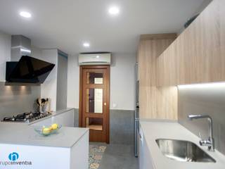 Reforma de cocina en calle Bilbao, Grupo Inventia Grupo Inventia Built-in kitchens Wood-Plastic Composite