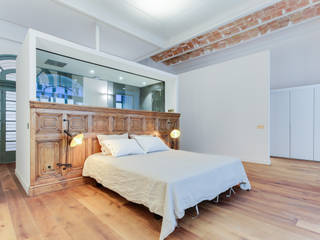 LOFT GIRONA, Lara Pujol | Interiorismo & Proyectos de diseño Lara Pujol | Interiorismo & Proyectos de diseño Śródziemnomorska sypialnia