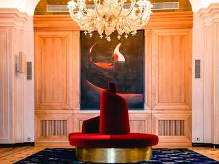 Detail of the hotel with painting and chandelier MULTIFORME® lighting Ticari alanlar Oteller