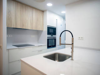 Reforma integral en calle Mineria de Barcelona , Grupo Inventia Grupo Inventia Built-in kitchens Wood-Plastic Composite