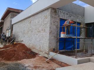 Revestimento com Tozeto de Moledo, Atrium Vale Pedras e Projetos Atrium Vale Pedras e Projetos Casas de estilo clásico Caliza