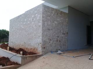 Revestimento com Tozeto de Moledo, Atrium Vale Pedras e Projetos Atrium Vale Pedras e Projetos Jardines en la fachada Piedra