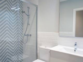 Reforma integral en El Prat de Llobregat, Grupo Inventia Grupo Inventia Modern bathroom Tiles