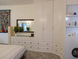 French style bedroom interiors, By the riverside By the riverside Nowoczesna sypialnia