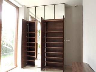 Lemari Pakaian, ARF interior ARF interior Minimalist corridor, hallway & stairs Drawers & shelves