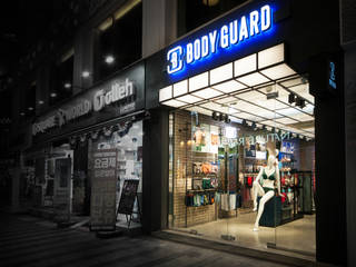 보디가드(bodyguard), designforn designforn مساحات تجارية الطوب