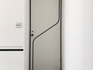 大門使用簡單的線條裝飾 On Designlab.ltd Inside doors