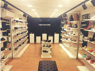 Foot Venture - Showroom interior design project, Just Interio Pvt. Ltd Just Interio Pvt. Ltd Commercial spaces