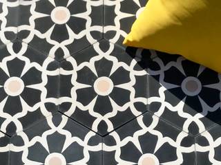 Cement tile- Ella hex ( black), Maria Starling Design Maria Starling Design Pareti & Pavimenti in stile moderno
