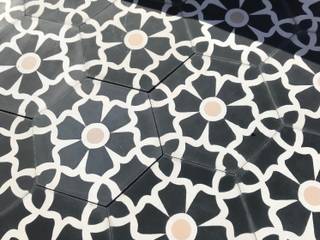 Cement tile- Ella hex ( black), Maria Starling Design Maria Starling Design Pareti & Pavimenti in stile moderno