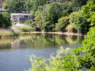 蛙股池の家, 小松一平建築設計事務所 小松一平建築設計事務所 Casas unifamilares Metal