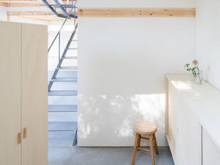 蛙股池の家, 小松一平建築設計事務所 小松一平建築設計事務所 Modern corridor, hallway & stairs Concrete