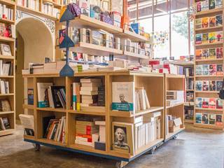 Librairie le Monte en l'air, FURN FURN Bedrijfsruimten Massief hout Bont