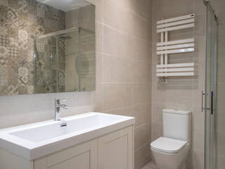 Reforma integral en Sabadell, Grupo Inventia Grupo Inventia Mediterranean style bathroom Tiles