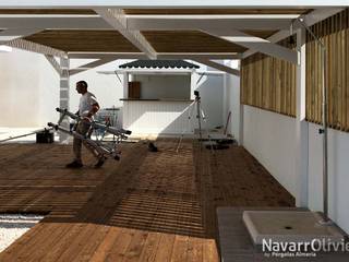 Terraza con chiringuito y pérgola, NavarrOlivier NavarrOlivier كوخ حديقة خشب Wood effect