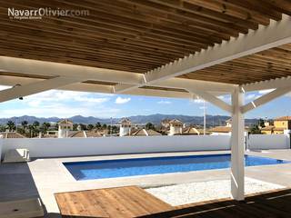 Terraza con chiringuito y pérgola, NavarrOlivier NavarrOlivier Jardines en la fachada Madera Acabado en madera