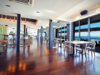 Projeto de decoração do Restaurante BBeach na Praia da Torre em Oeiras, Officina Boarotto Officina Boarotto Rustic style dining room Wood Wood effect