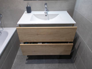 Reforma de cuarto de baño en Badalona, Grupo Inventia Grupo Inventia Mediterranean style bathrooms Wood-Plastic Composite