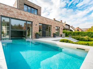 PROJECT VVG - UITBREIDING VILLA MET BINNEN-BUITENZWEMBAD TE EDEGEM, ICONcept ICONcept Pools im Landhausstil