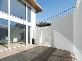 株式会社横山浩介建築設計事務所 Balkon, Beranda & Teras Modern