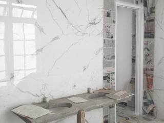 Renovasi WC at South Jakarta, JRY Atelier JRY Atelier Klassische Badezimmer Marmor Weiß