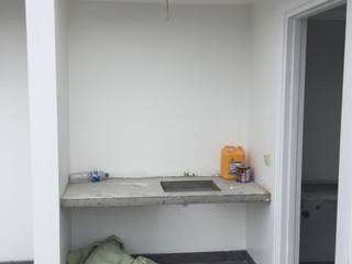 Renovasi WC at South Jakarta, JRY Atelier JRY Atelier Voortuin Marmer Wit