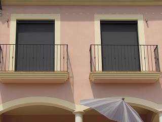 Estores enrollables con cajón en Santa Ponsa, Área Deluxe Área Deluxe Balcones y terrazas de estilo moderno Textil Ámbar/Dorado