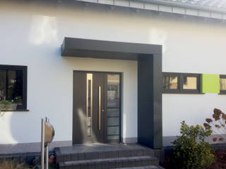 Eingangsüberdachung in anthrazit, Siebau Raumsysteme GmbH & Co KG Siebau Raumsysteme GmbH & Co KG منزل عائلي صغير حديد