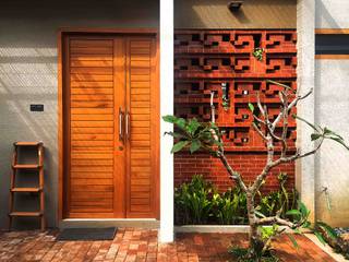 Cattleya Art Studio & Residence, Mandalananta Studio Mandalananta Studio Tường & sàn phong cách nhiệt đới Gạch Amber/Gold