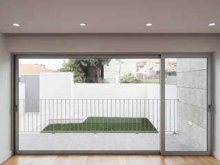 Terraços da Granja, PortoHistórica Construções SA PortoHistórica Construções SA Minimal style window and door janelas,envidraçados,entrada,jardim,focos embutidos