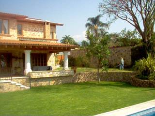 Casa Prados, H+Arquitectos H+Arquitectos Front yard Stone