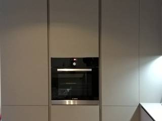 Progetto per una cucina moderna con Fenix a Mori, Trento, G&S INTERIOR DESIGN G&S INTERIOR DESIGN Kitchen Engineered Wood Transparent
