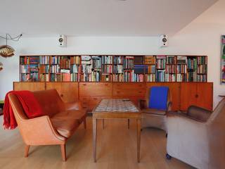 図書館のような本棚のあるリビング, デンマークハウス デンマークハウス Skandynawski salon
