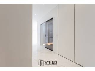 반포래미안퍼스티지 현관중문, alu-sd 1742, 고급인테리어도어, 고급도어, 유럽도어, 모던인테리어도어, 모던인테리어, 원슬라이딩도어, WITHJIS(위드지스) WITHJIS(위드지스) Modern corridor, hallway & stairs Aluminium/Zinc Black