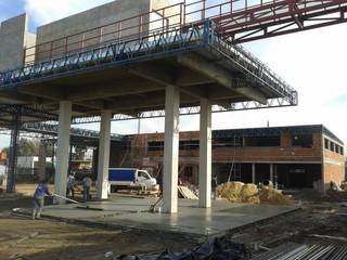 Estación de Combustibles, Oficinas Administrativas y Local Comercial en Acceso Oeste, Arq. Fernando Rodriguez & Asociados Arq. Fernando Rodriguez & Asociados Casas de estilo industrial