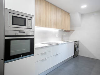 Reforma de cocina en calle Arquitecte Millàs de Barcelona, Grupo Inventia Grupo Inventia Built-in kitchens Wood-Plastic Composite