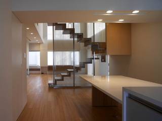 何宅樓梯 Ho Residence Stair, 何侯設計 Ho + Hou Studio Architects 何侯設計 Ho + Hou Studio Architects モダンデザインの ダイニング